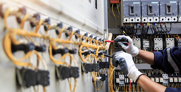 Professional Electrician technician working in Lake Catherine, IL